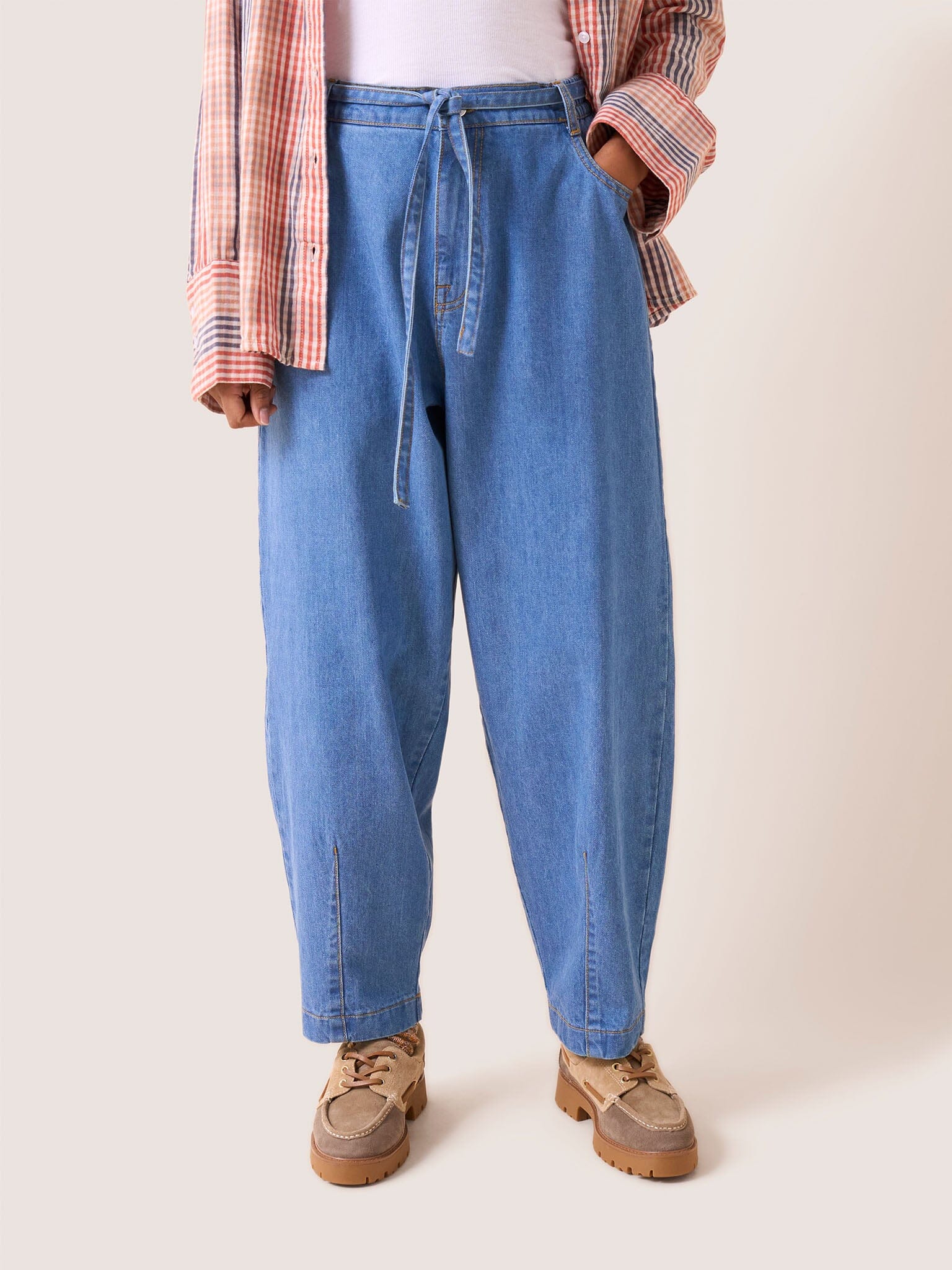 Madeleine Barrel Leg Jeans in Midwash Bottoms- Gandys