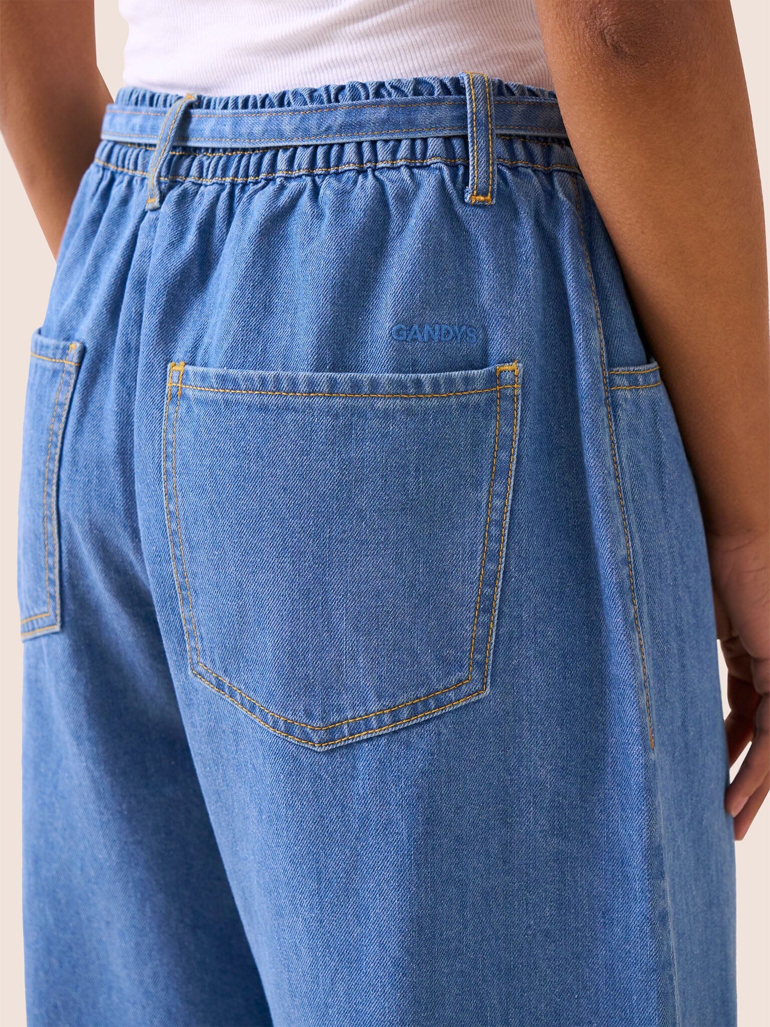 Madeleine Barrel Leg Jeans in Midwash Bottoms- Gandys