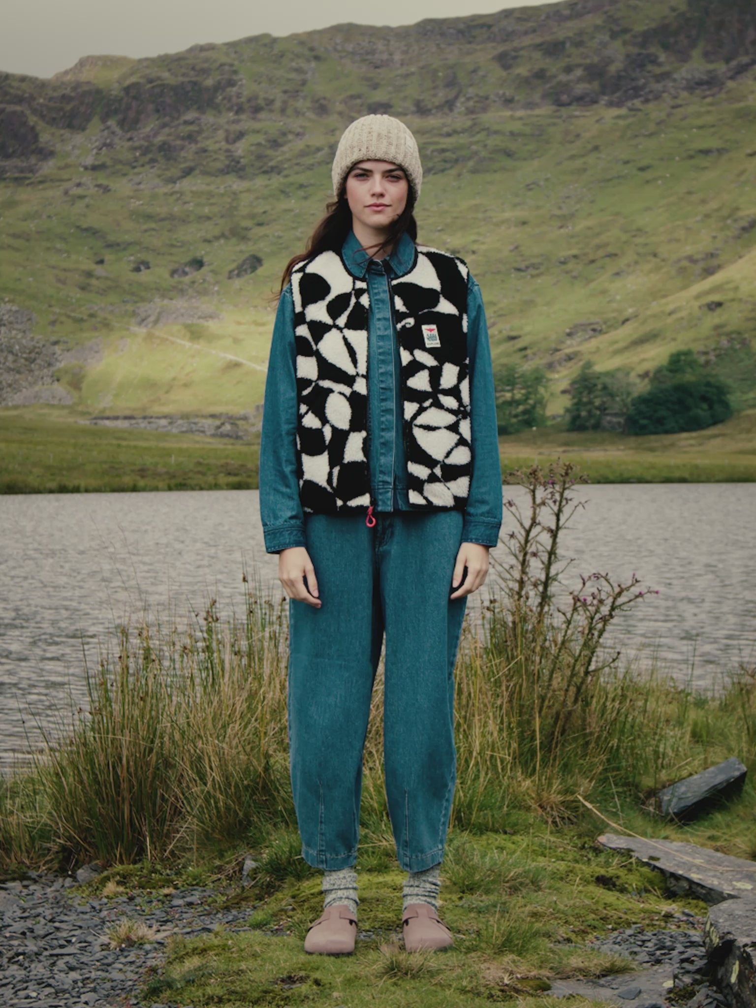 Canyon Printed Fleece Reversible Gilet in Black Print